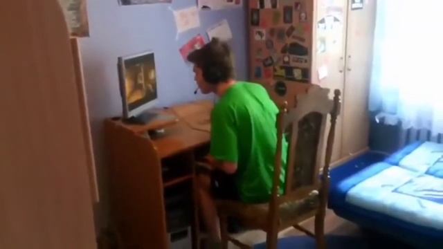 Чел выбросил комп из окна на скорости 3x смотреть онлайн