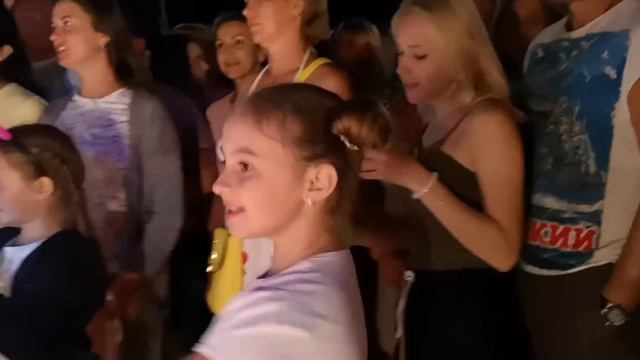 Башмак великана -а он тебя целует (руки вверх) смотреть онлайн