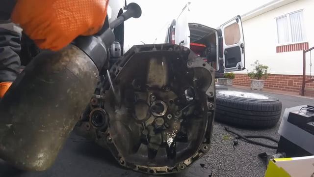 2013 Nissan NV200 1.5L Diesel Clutch Replacement смотреть онлайн