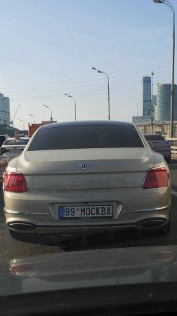 Иностранец на новом Бентли с номерами "МОСКВА"...