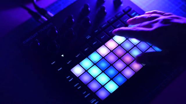 First Synthwave Jam on Novation Circuit Tracks смотреть онлайн