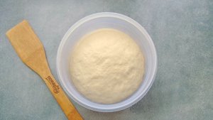 Пицца с солеными огурцами, колбасой и помидорами