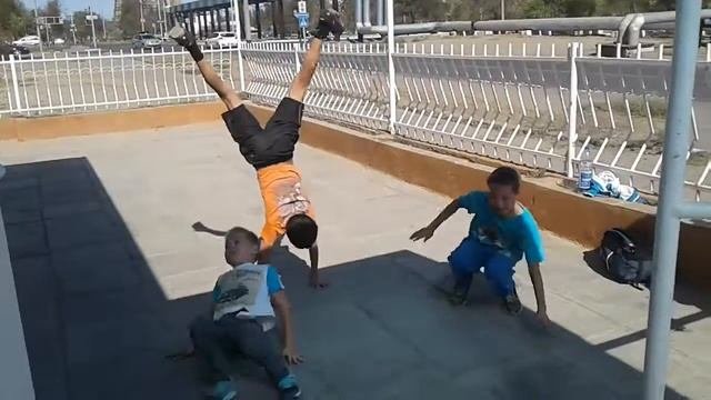 На руках стоять на руках(2)