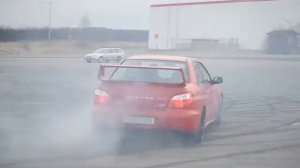 Subaru Impreza WRX Sti едет боком
