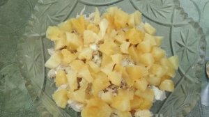 Салат с курицей, ананасом, сыром и грецкими орехами