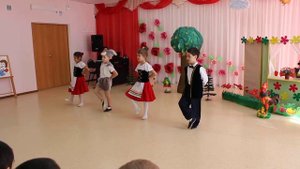 Евочка (в центре) и дети танцуют испанский танец