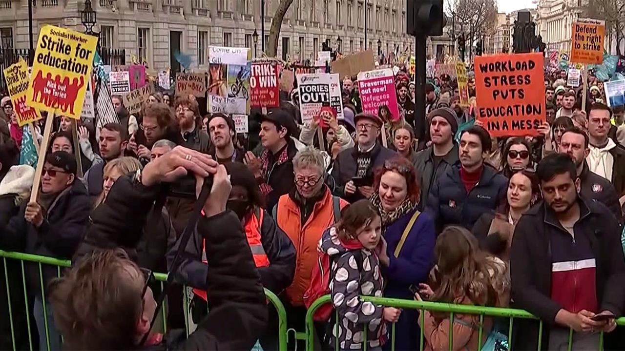 Лондон и десятки других городов по всей Британии охвачены массовыми акциями протеста