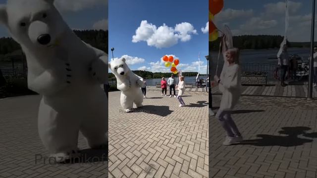 Шокирующее видео. Из-за жары белые медведи стали выходить на берег моря 😱