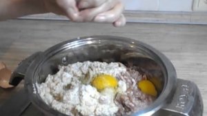 свиные котлеты с добавлением сырого картофеля и белого хлеба и молока, на сковородке