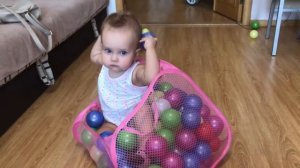 Ребенок сидит в сумке под гипнозом  Разбрасываем 100 шариков