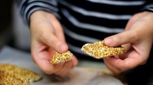 Козинаки из перловки, серия бюджетные рецепты/ Рецепты и Реальность / Вып. 209