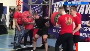 Пауэрлифтер   приседая  со штангой  250 кг сломал обе  ноги
