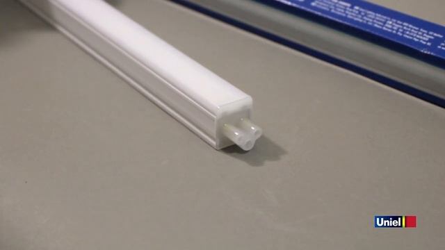 UL 00002725 ULI E01 7W NW K WHITE Светильник линейный светодиодный аналог T5, c выключателем  Белый
