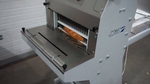 Нарезка батона на хлеборезательной машине МРХ-3, Завод СЭМЗ