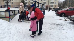 Первый раз на катке! Видео для детей.