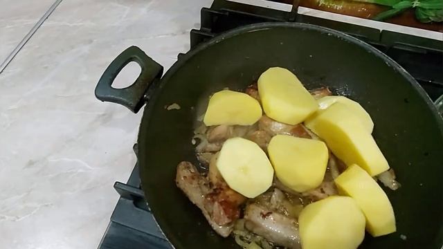 Ребра с картофелем на сковородке . Рецепт раз и на всегда смотреть онлайн