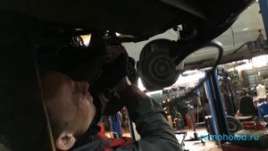 AUDI Q7, кондиционер сдулся! Ремонт трубок под левым крылом!