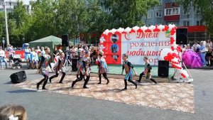 мы выступали танец называется  танцуй сомной на закате дня