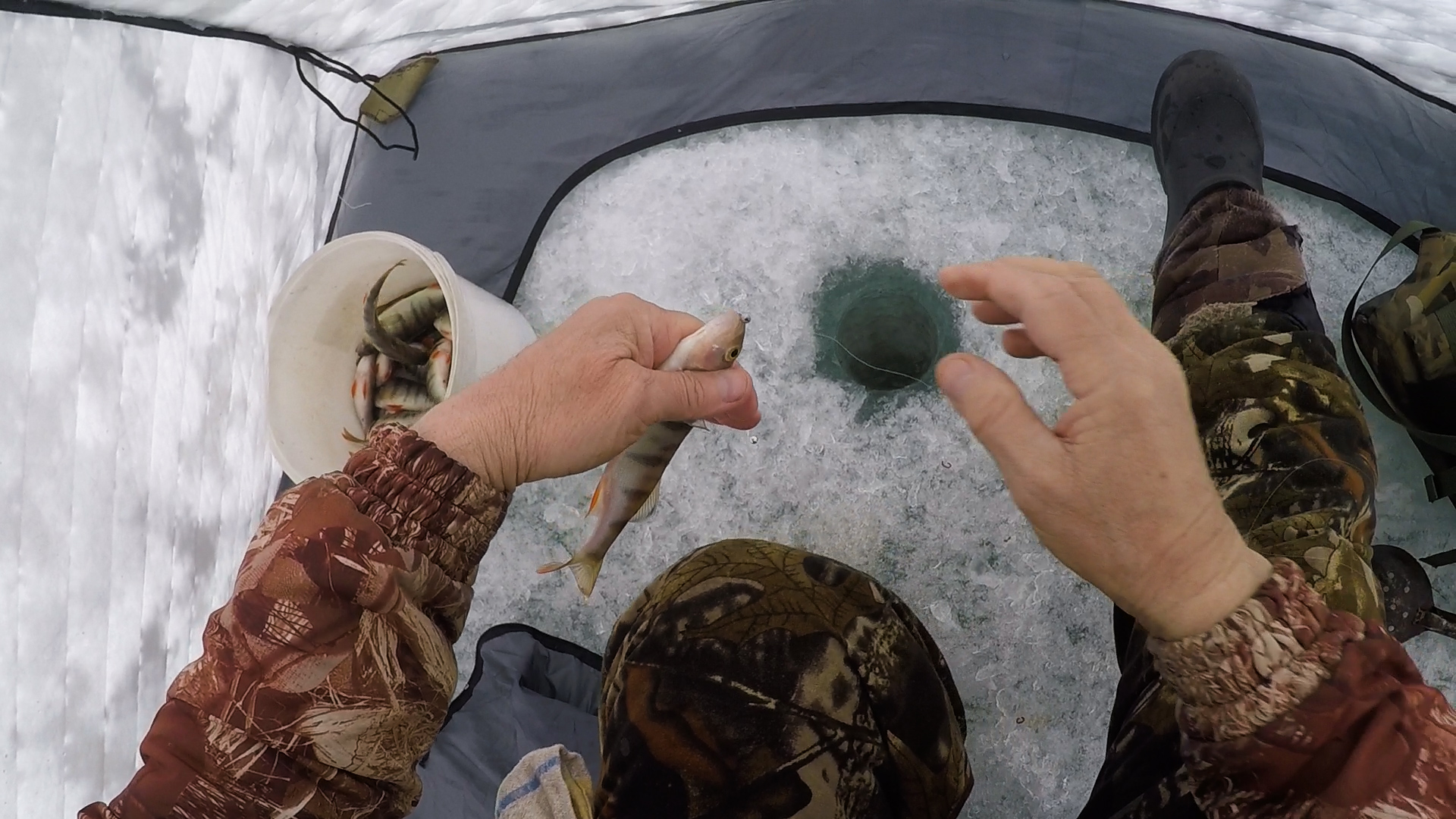 Рыбалка.Лоля окуня по последнему льду. смотреть онлайн