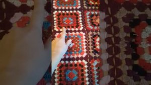 Вязанный плед в технике бабушкин квадрат