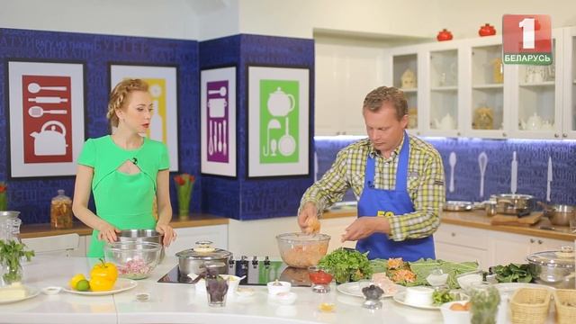 Готовим голубцы из ревеня, щи из крапивы и компот из ревеня -- современная белорусская кухня. смотреть онлайн