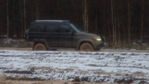 НИВА пробивает лёд, УАЗ буксует в луже и в колее в лесу. Nissan Navara, NP300 на бездорожье