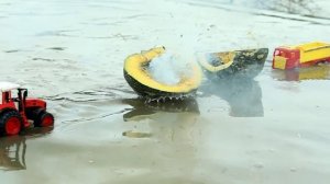 Взрываем тыкву петардой на плотине