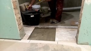 Укладка керамогранита на пол. Первый ряд керамогранита на пол.