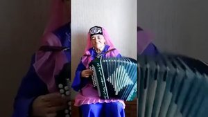 Крутая бабушка из Казахстана суперски играет и поет на гармошке!
