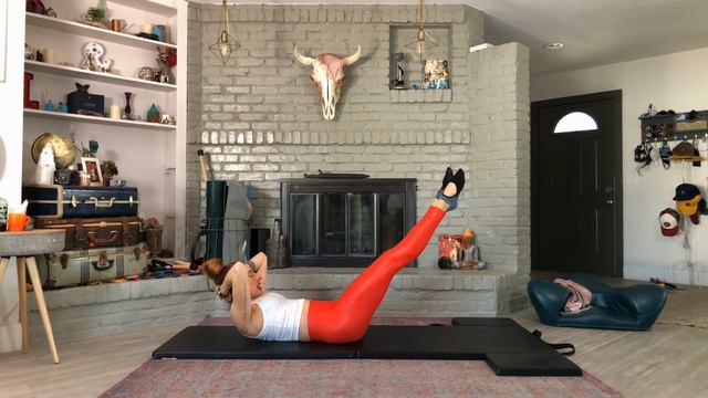 Double Straight Leg Stretch on the Mat | Online Pilates Classes