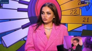 Засветила титьками