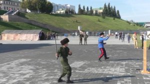 Юные казаки показывают навыки фланкировки