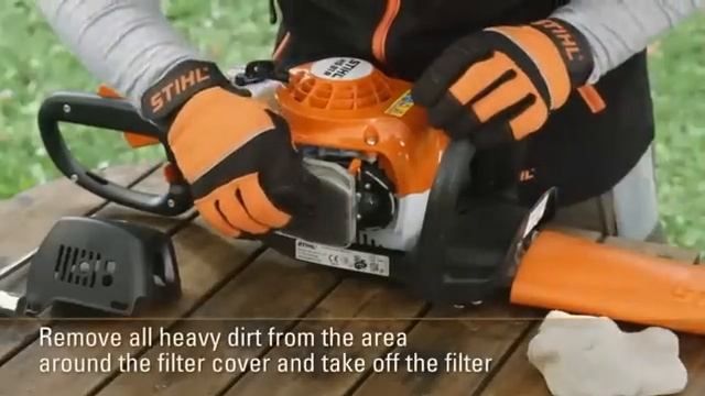 Cleaning the air filter of a STIHL petrol hedge trimmer смотреть онлайн