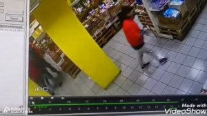 Хлеб соль магазин выносят и бьют охрану