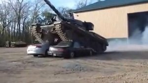Танк легко раздавил два автомобиля