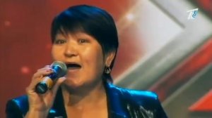 Женщина смешно поет песню !