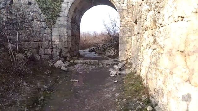 Мангуп  кале - самый таинственный пещерный город в Крыму