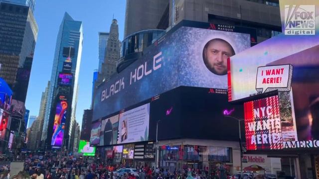 «Чёрная дыра – это один парень с Украины»: реклама в Нью-Йорке накануне выборов в США