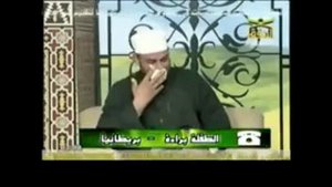 Маленькая девочка читает коран