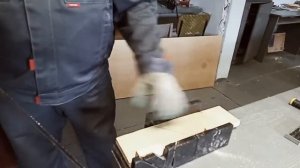 Упражнение с приспособлением стусло : распиловка под углом