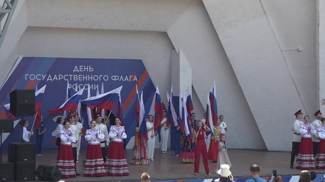 ДЕНЬ РОССИЙСКОГО ФЛАГА! Адель Искиндирова и Марьяна - Россия.mp4