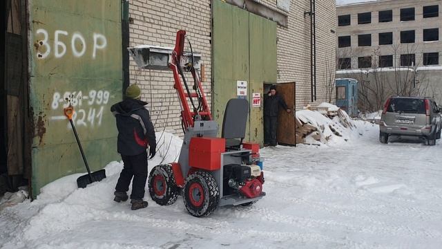 Российский минипогрузчик. Пример движения и разгрузки. высота подъёма