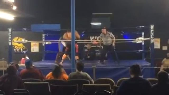 Fiji Wildman vs Frank the tank смотреть онлайн