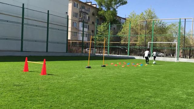 Футбол , тренировочный процесс . Актобе . Казахстан . ZhaStar FC Aktobe . Дети . Малыши смотреть онлайн