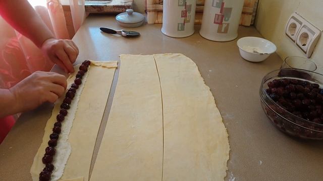 ОРИГИНАЛЬНЫЙ ДЕСЕРТ С ВИШНЕЙ И ВИШНЕВЫМ СОУСОМ | "Улиточки" с вишней | Baking with cherry "Snails" смотреть онлайн