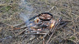 Жарим мясо на огне