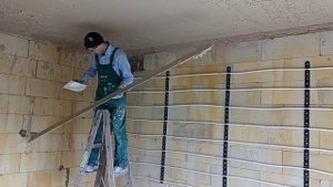 Выравнивание потолка по нанесению гипсовой штукатурки.