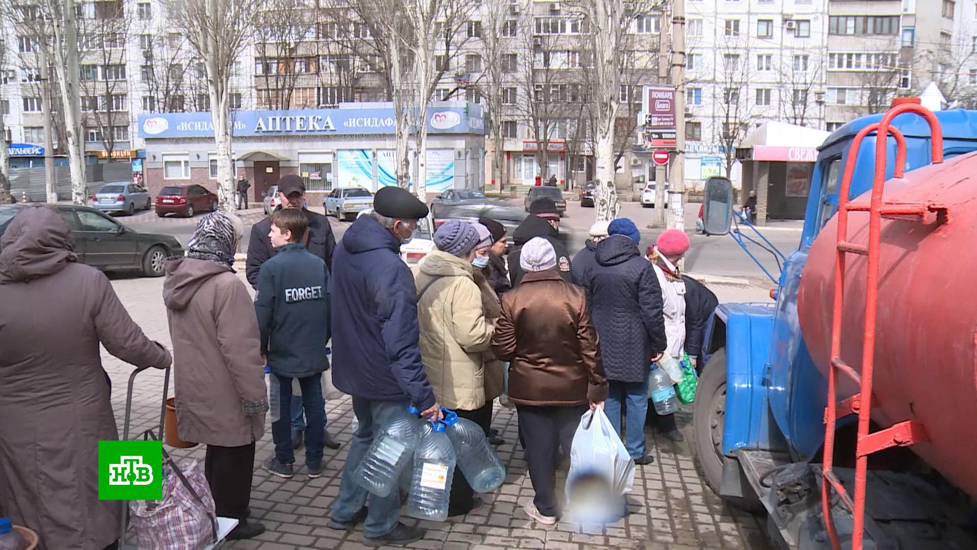 Вода в донецке сегодня. Очередь за водой. Очередь за водой в Донецке. Вода в Донецке очередь. Очереди за водой в Донецке на источники.