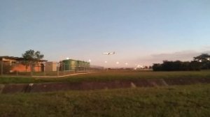 Avião está pousando em aeroporto de Guarulhos. Самолёт приземляется в аэропорт Гуарульоса.