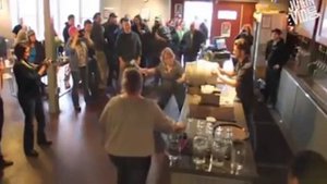 Зрелищно открыли бочку с пивом